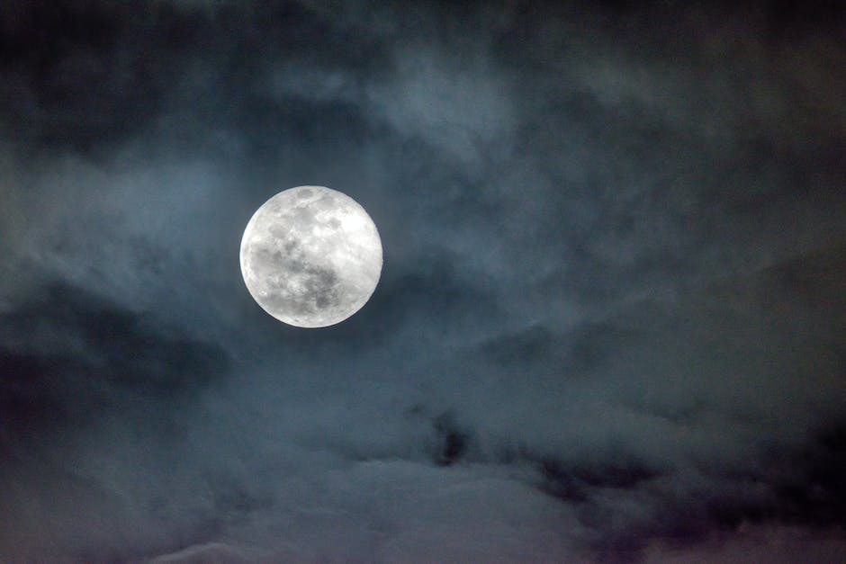  Bild von halbem Mond mit Erklärung Warum gibt es eine dunkle Seite des Mondes?