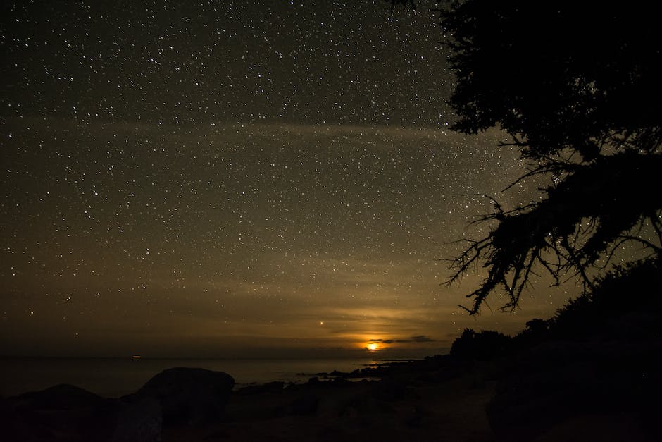  Warum reflektiert der Mond Licht?