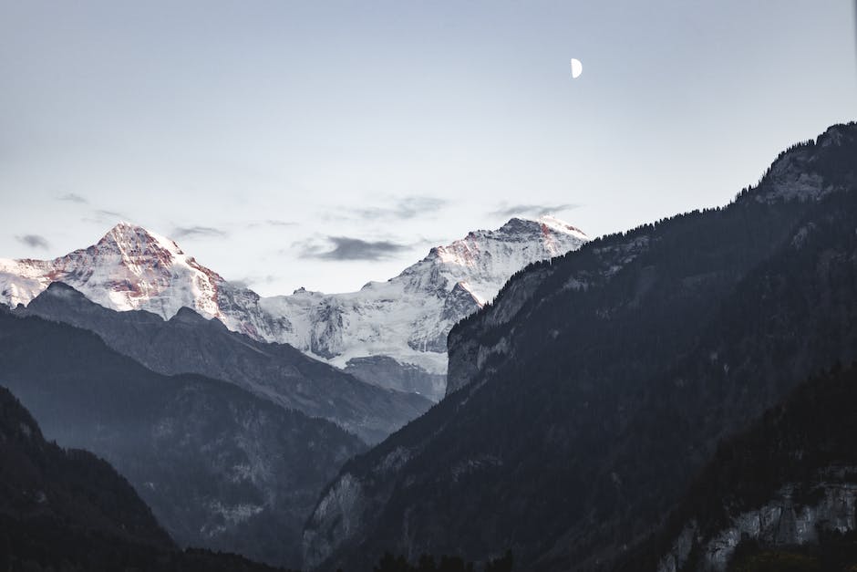 Bildillustration eines Raumschiffs vor einem Mondhintergrund mit der Frage "Warum reist keiner mehr zum Mond?"