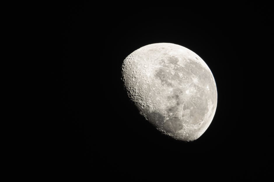 Bild der größte Mond im Vergleich zur Erde