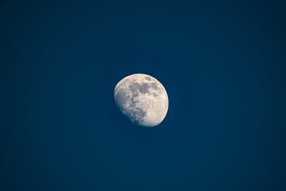  Mond blau am Himmel sehen