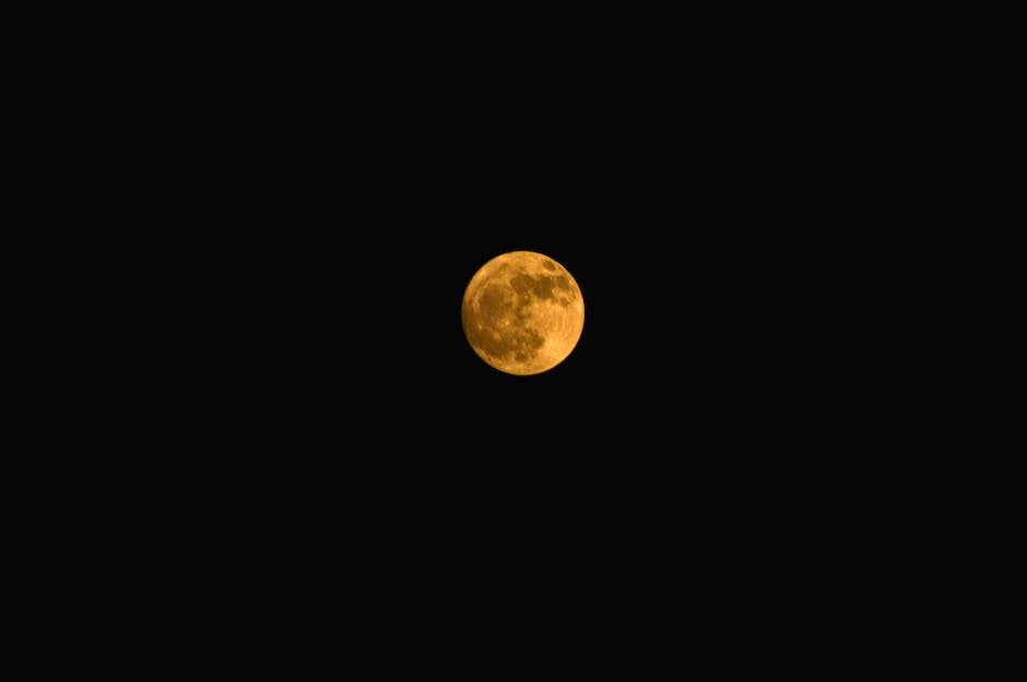 Bild zeigt den Mond am helllichten Tag