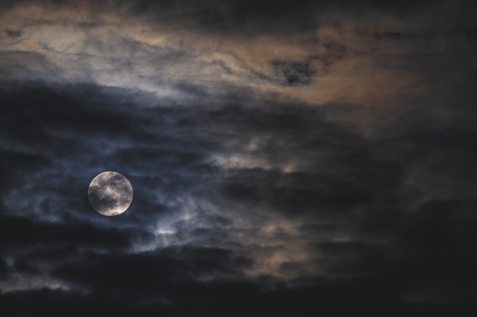  Flaggen-erhöhender Astronaut auf dem Mond