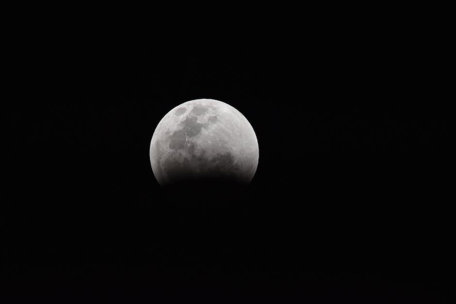  Sonne, Erde und Mond bewegen sich in Beziehung zueinander.